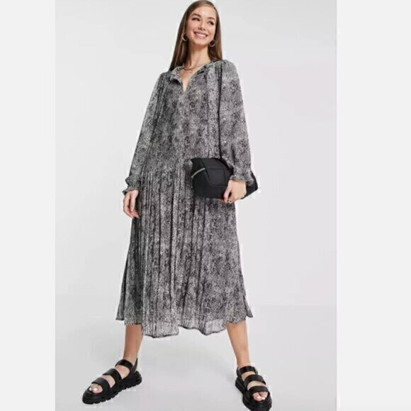 Mango Dresses & Skirts - Mango black snakeskin print boho dress